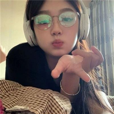 濠河边上的女人
